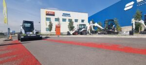 Especialista de Colorvial, tras demostración de barredora Bobcat