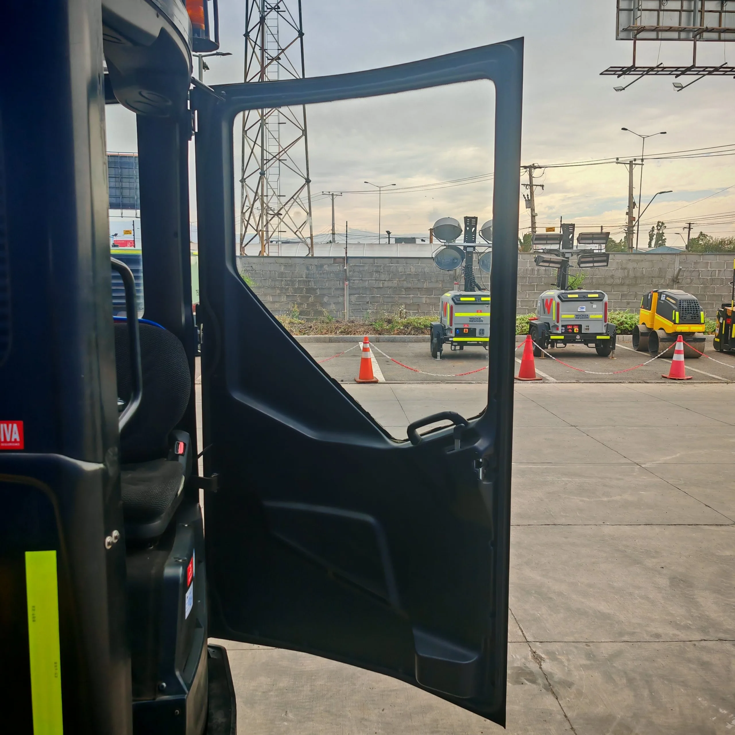 Montacarga Retráctil con Mástil Movil de 1.4 a 2.5 Tons NR14-NR25N2X - Imagen 14